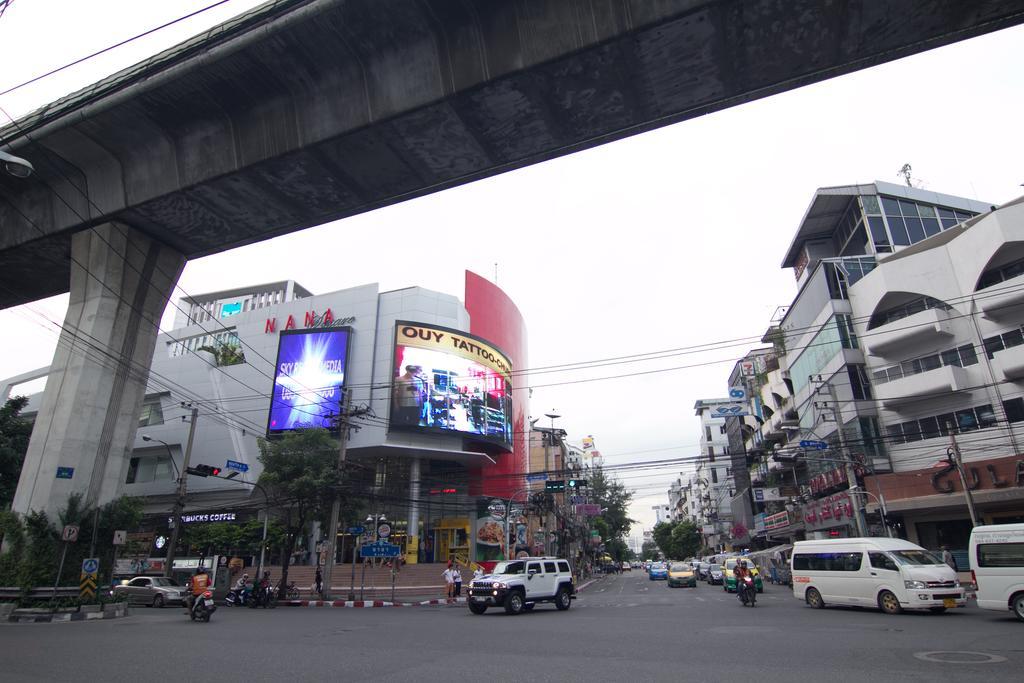 Sky Suites Bangkok Exterior photo