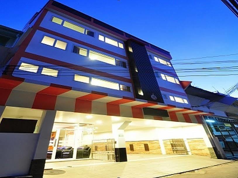 Sky Suites Bangkok Exterior photo
